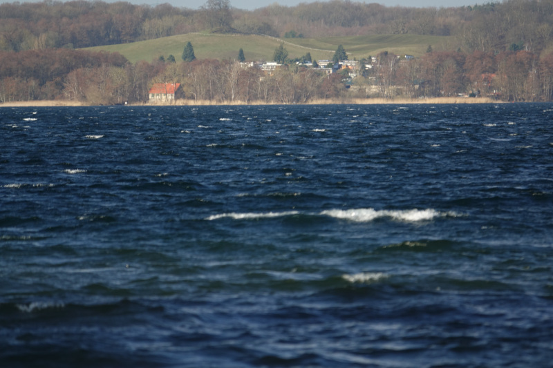 Blick von Nonnenhof hinüber zur Fischerinsel und dem Hügelgrab Wustrow_Auf diesem Bild erkennt man gut den gefährlichen Wellengang auf dem Tollensesee