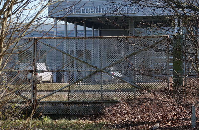 Das Werktor für den ehemaligen Gleisanschluss liegt gegenüber des Mercedes_Autohauses