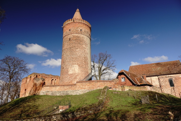 Über der inneren Burg tront der Bergfried_Er hat 4 Meter dicke Mauern