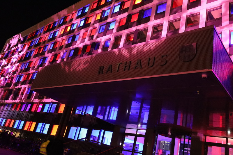 Read more about the article Neubrandenburger Rathaus mit Lichtspektakel eingeweiht