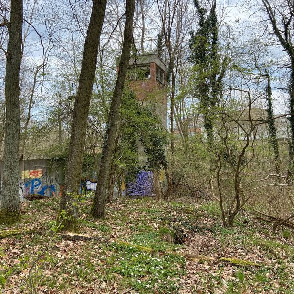 Alter Wachturm.Hinter der Mauer steht das alte Gefängnis