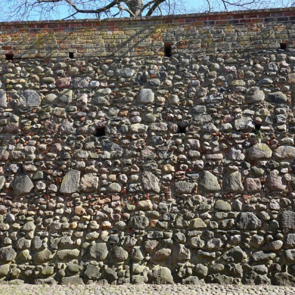 Die Ausgleichsschichten an der Stadtmauer sind gut zu erkennen