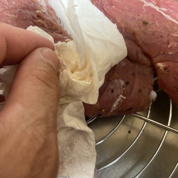 Das gewässerte Fleisch wird trocken getupft