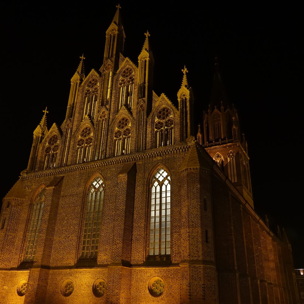 Der Ostgiebel der Konzertkirche bei Nacht