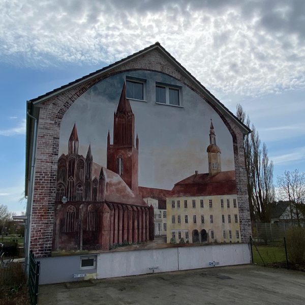 Ein Wandbild an einem Haus in der Jahnstraße zeigt das alte Neubrandenburger Rathaus