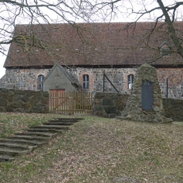 Kirche und Kriegerdenkmal