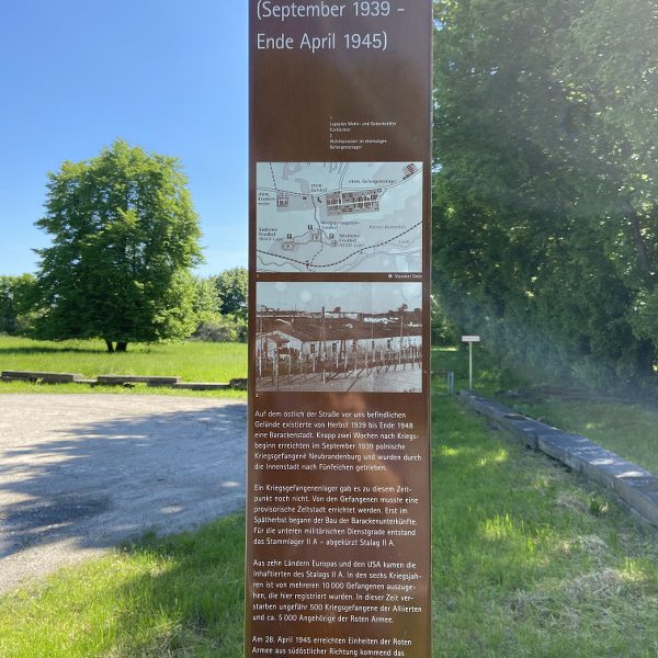 Stele am ehemaligen Stalag II A_Eingang