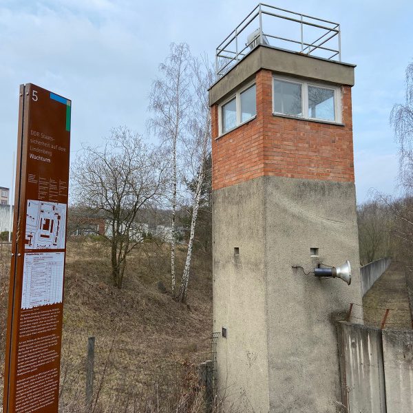 Wachturm mit Informationsstele