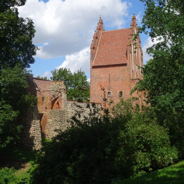 Wieckhausruine und Neues Tor